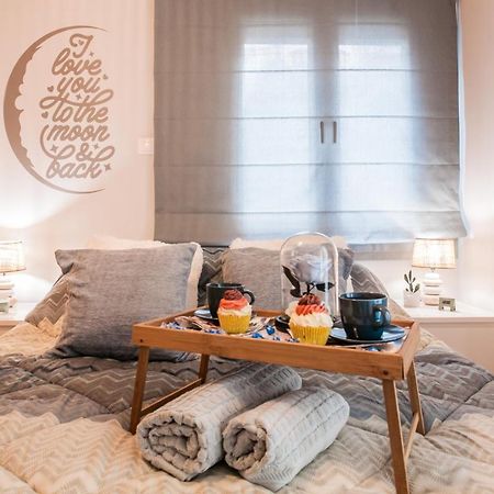 Luxury Seaside Apartment Next To Starbucks Opossite The Beach Park Of Flisvos Атина Екстериор снимка